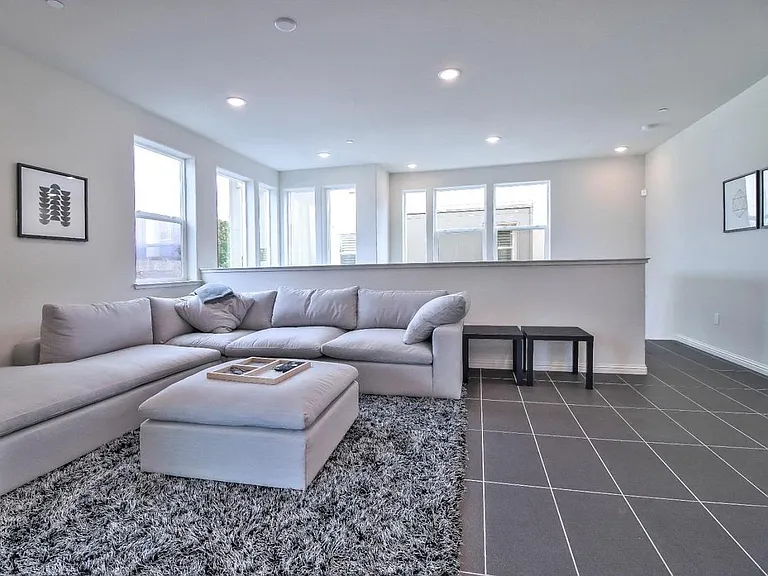 Mahuron Cir — Photo 3