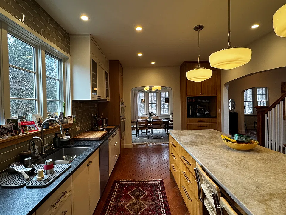 Kitchen and dining room have heated floors throughout