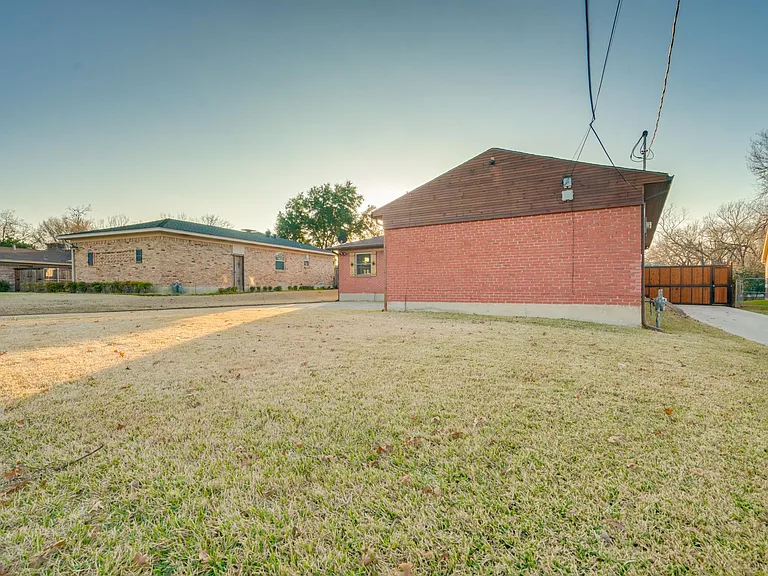 7809 Claremont Dr — Photo 42