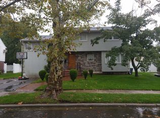 9 Park Cir, Cedarhurst, NY 11516