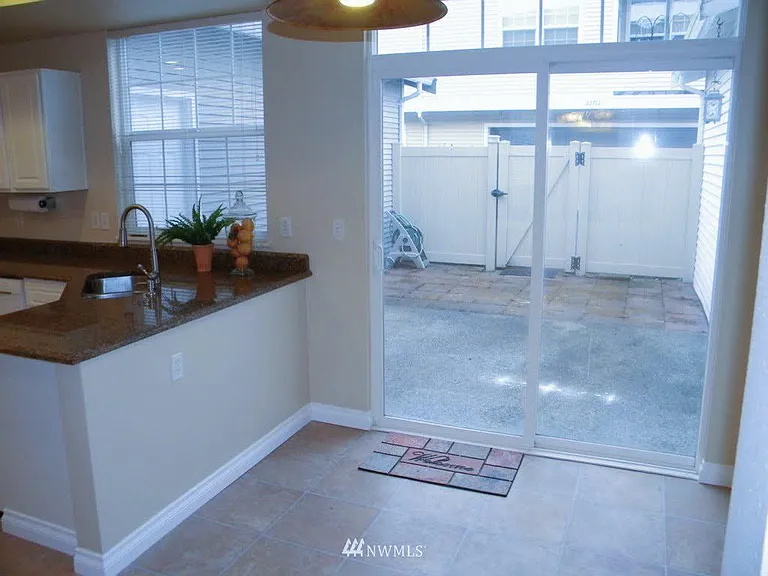 22652 NE 4th Pl — Photo 7