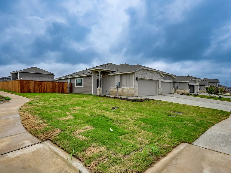 752 Wheatfield Dr — Photo 2