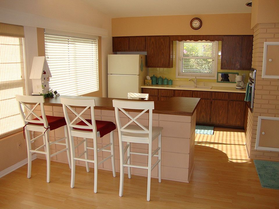 Spacious Kitchen with Snack Bar