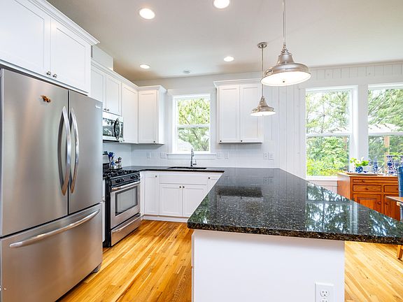 5th image of 828 SW Bard Rd