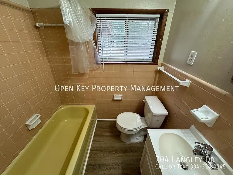 704 Langley Dr — Photo 10