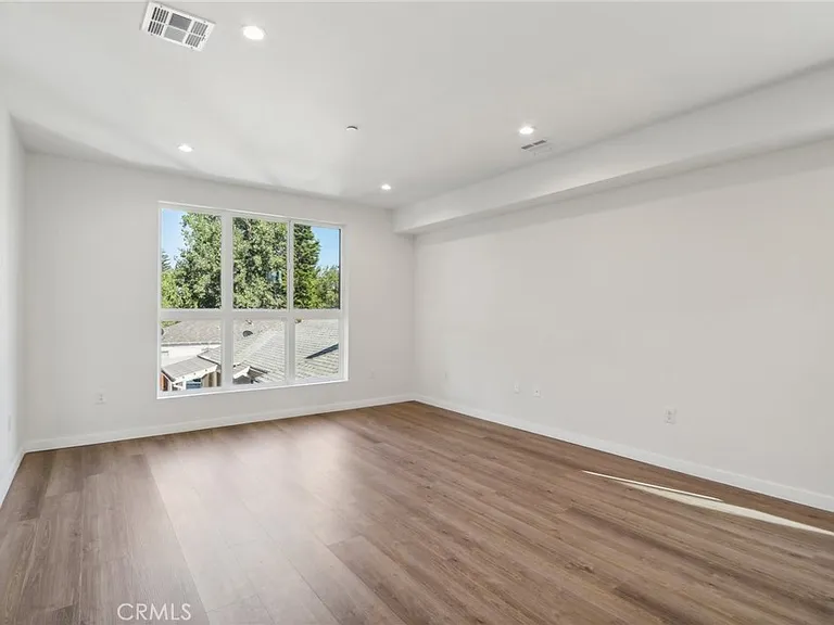 10719 Addison St — Photo 43