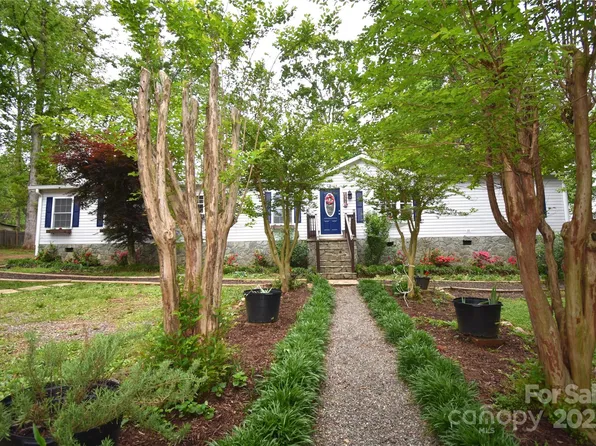 4333 Greenbriar Dr, Hickory, NC 28602