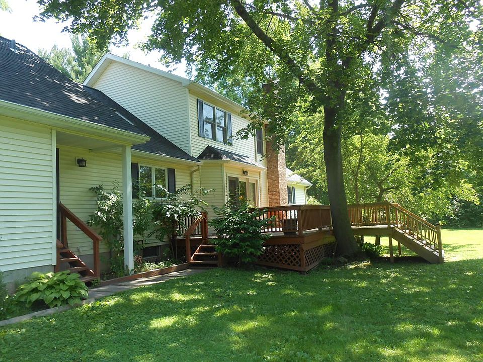 huge wood deck, landscaped privacy