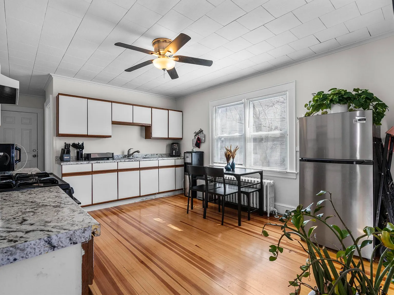 2 bed, 1300 sqft, $2,100 — Photo 3