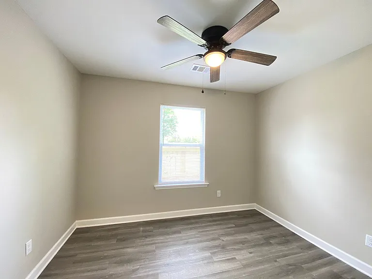 400 N Elm St — Photo 9