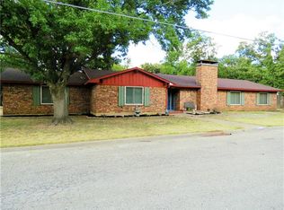 804 W 4th St, Cleburne, TX 76033