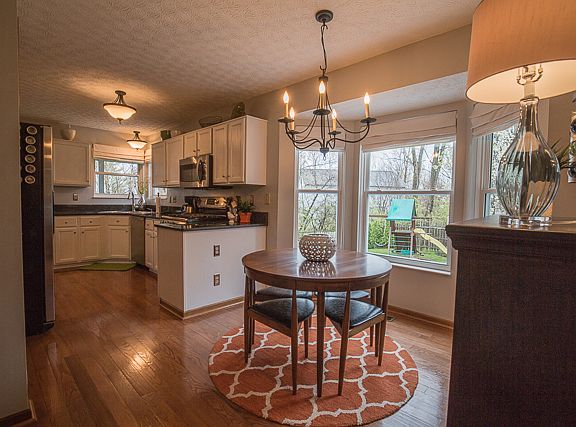 4th image of 1400 Meadowbank Dr