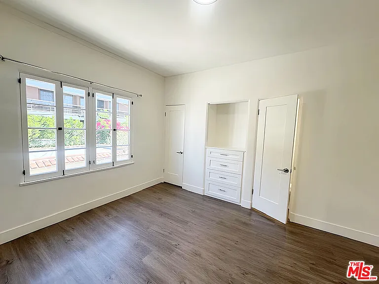 126 1/2 N Hamilton Dr — Photo 22