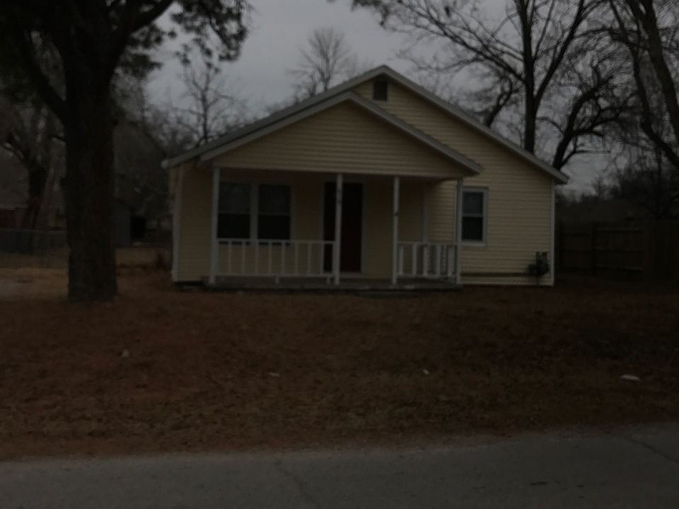 1st image of 418 W Fort Worth St S
