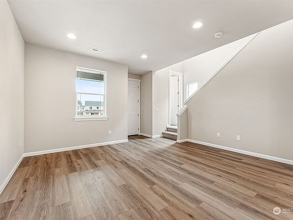 4th image of 15305 207th Avenue E #186