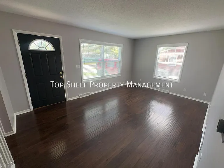 308 SW Westview Dr — Photo 2