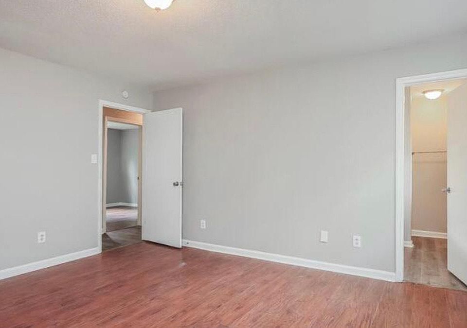 2nd image of 414 Pineland Ave