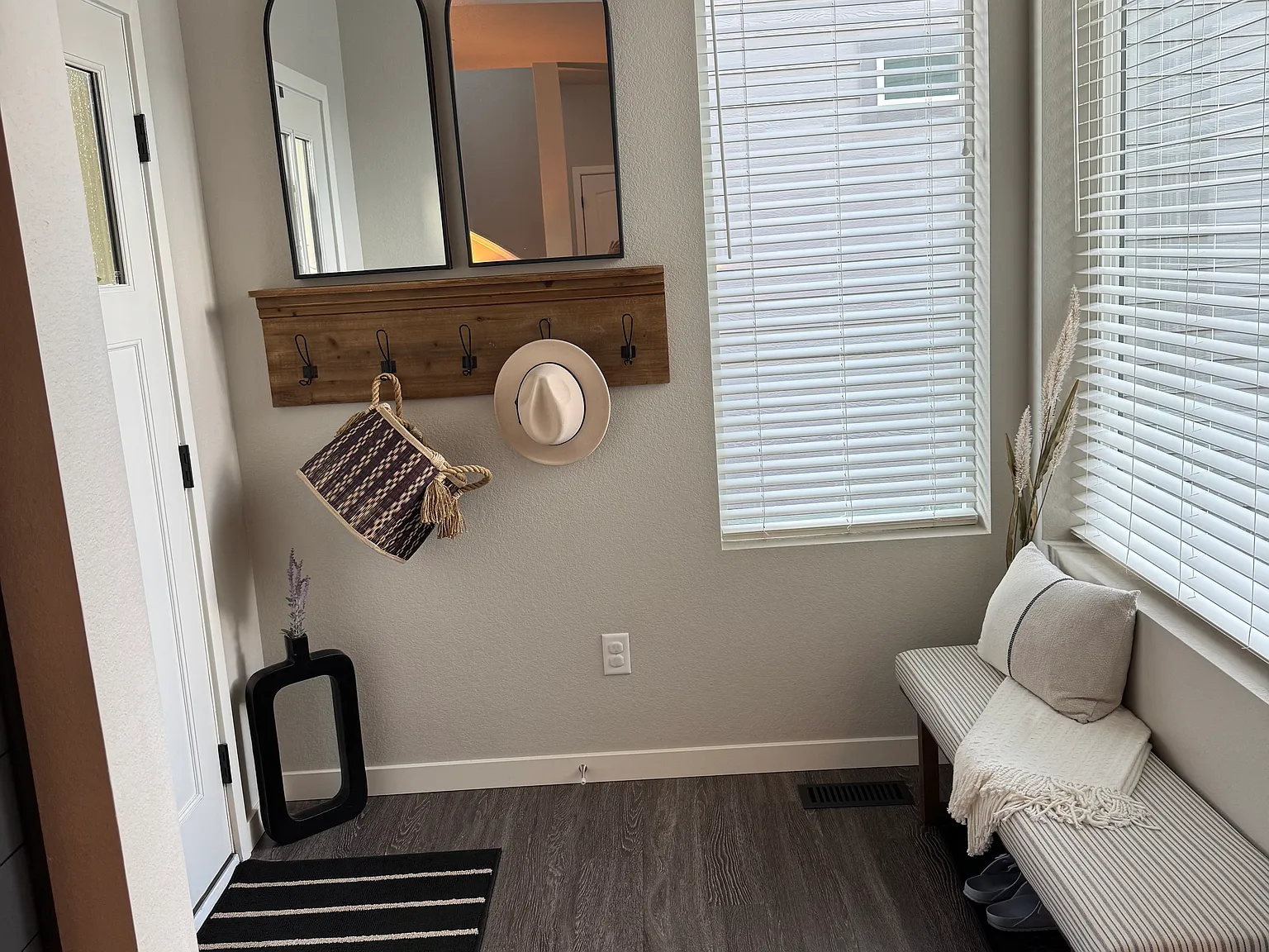 3 bed, 2.5 bath, 2700 sqft, $3,000 — Photo 2