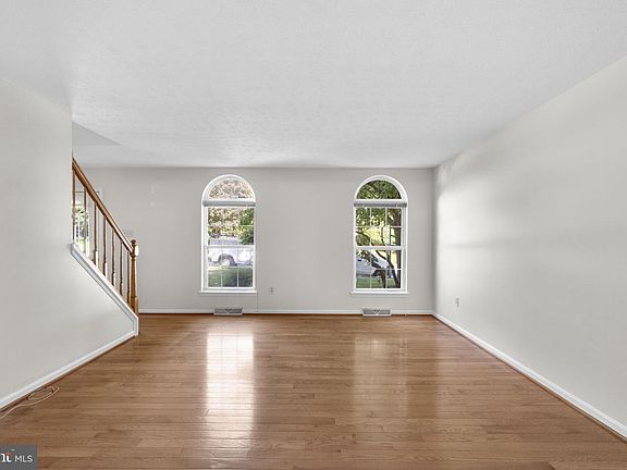 5th image of 76 Marhill Ct