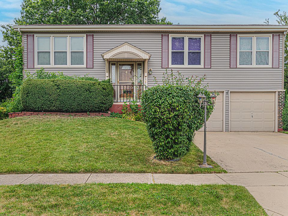 1st image of 1940 Woodside Ln