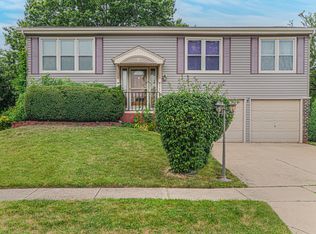 1940 Woodside Ln, Glendale Heights, IL