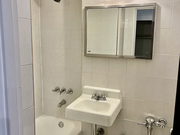 229 E 29th St #2G — Photo 6