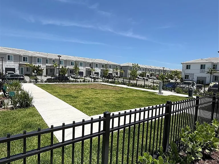 630 SE 15th St #630 — Photo 33