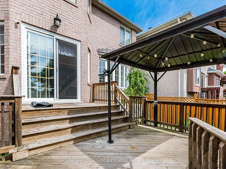 3339 Crompton Cres — Photo 45