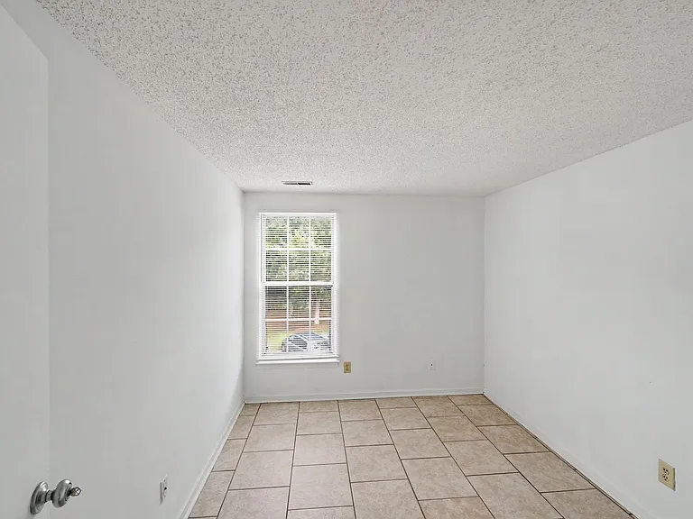 1624 Arlyn Cir #J — Photo 11