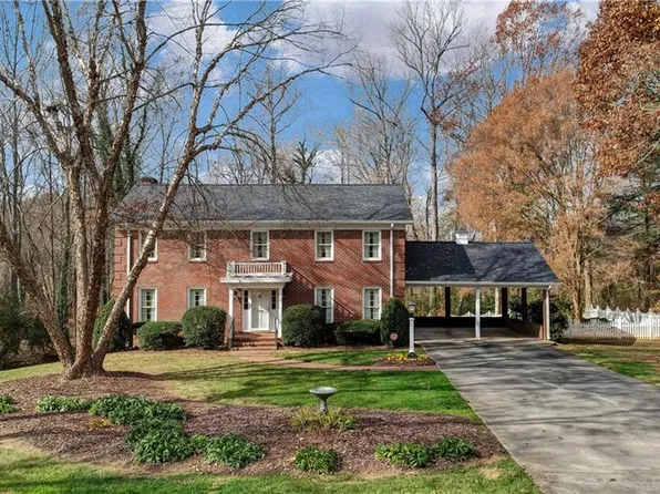 915 Country Club Dr, Reidsville, NC 27320