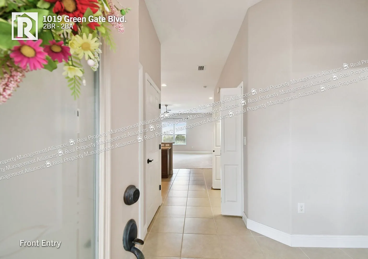 Charming 2 Bedroom, 2 Bath Single Story Townhome with Chain of Lakes Access — Photo 2