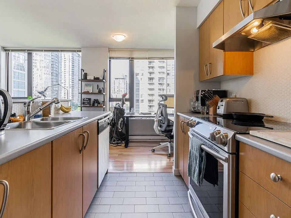 2nd image of 3315 Cypress Pl #8000