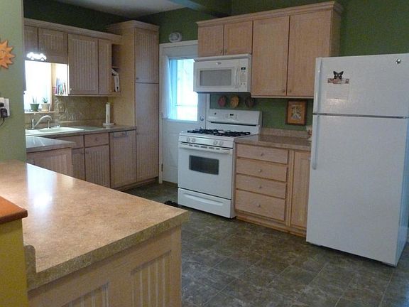 2nd image of 214 Main St W