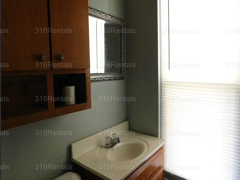 113 S Oak St — Photo 6