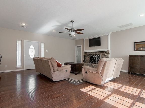 5th image of 1802 Hanover Dr
