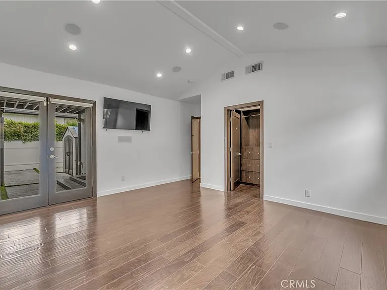 4925 Nagle Ave — Photo 20
