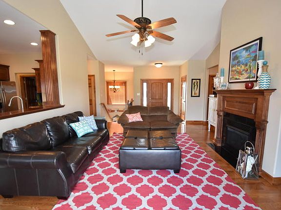 2nd image of 318 Pioneer Trail Dr