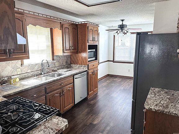 3rd image of 19 White Oak Cir