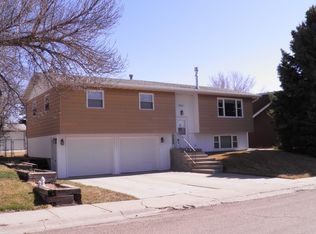 302 Sunset Ave, Glendive, MT 59330