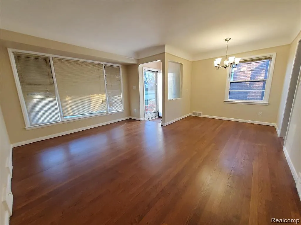 3 bed, 1.5 bath, 1250 sqft, $1,770 — Photo 2