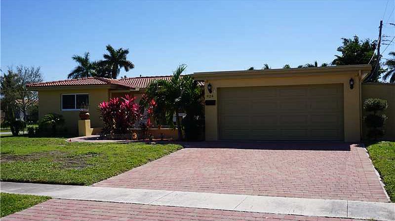 1st image of 924 SE 15th Ct