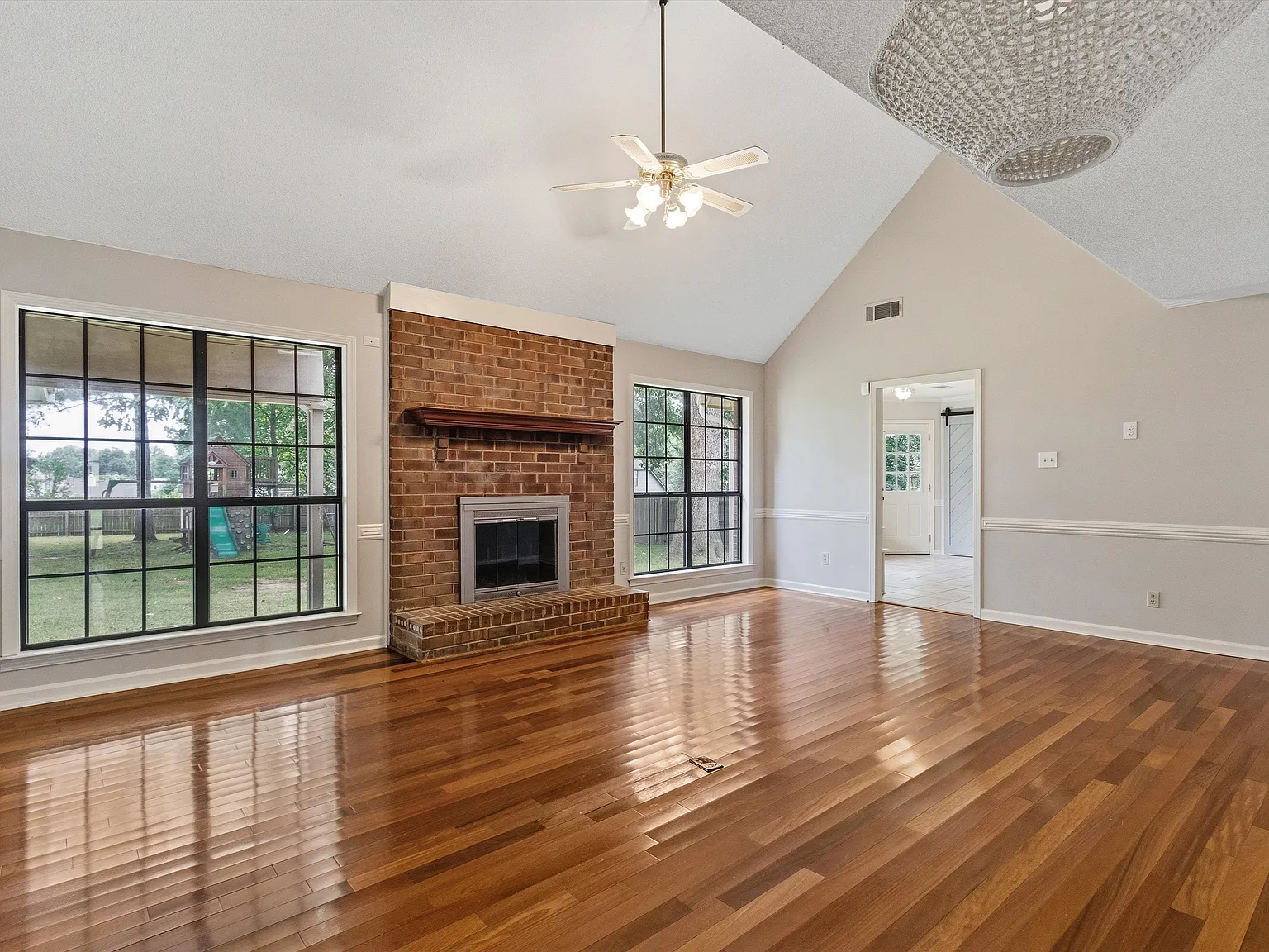 5 bed, 3400 sqft, $2,575 — Photo 2
