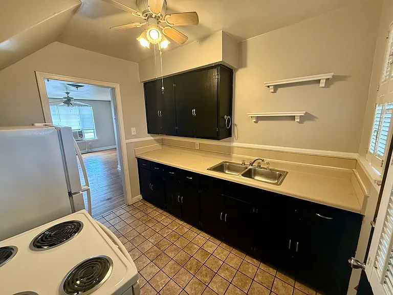 1009 Flint St — Photo 5