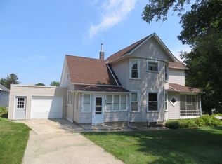 1004 Caldwell St, Aplington, IA 50604
