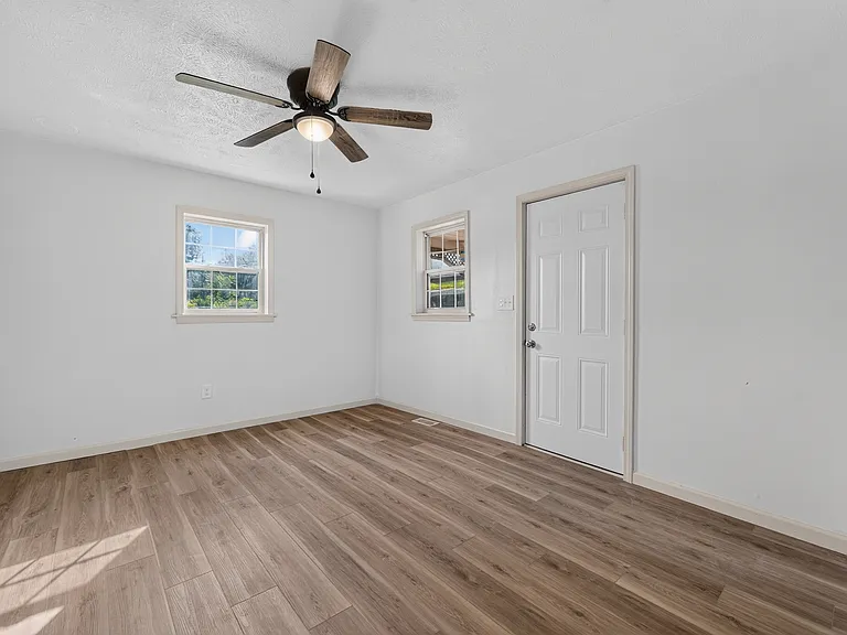 138 Austin Ave — Photo 16