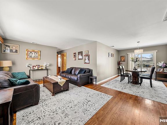 4th image of 219 N Farview Ave