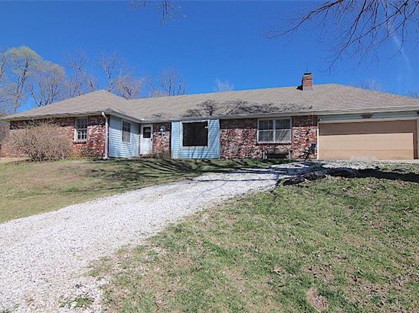 866 Kendall Rd, Peculiar, MO 64078