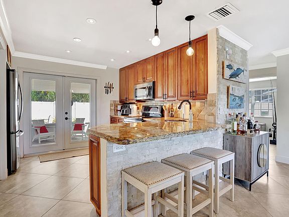 3rd image of 2620 NE 9th Avenue