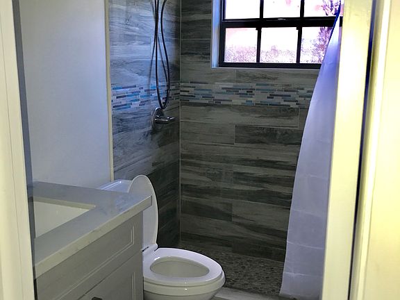 4th image of 905 NE 28th St APT 101