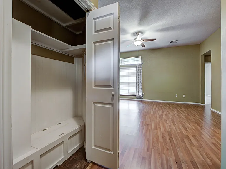 2912 Edinburg Dr — Photo 5